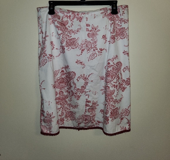 Clio White Skirt with Red Floral Design - Picture 2 of 5